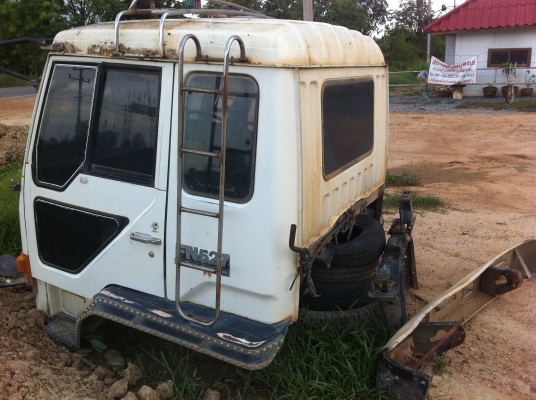 หัวเก๋ง MITSUBISHI FUSO อุปกรณ์ครบ พร้อมใช้ มีผุนิดหน่อย ราคาต่อรอง