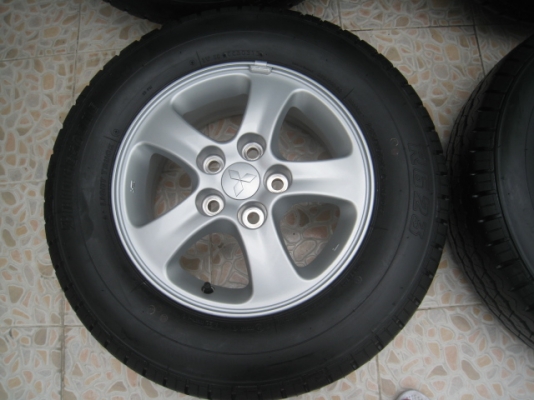 ขายล้อแม็กป้ายแดง Mitsubishi triton 15"x6" et46 5รู114.3 + ยางปี 13 พร้อมน็อตล้อเดิม  (081-3747940)