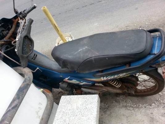 ขายเวฟ100 เครืองเดิมๆสภาพตามรูปปี48  ทะเบียนพร้อมโอน ขาด3ปีราคา6000บ โทร0831799040โส