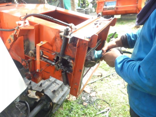 บริการซ่อมรถเกี่ยวข้าว ทุกชนิด ปะผุ ซ่อม เปลี่ยนอะไหร่ แต่ง เเปลง คืนสภาพ ทำสี ตามต้องการ ราคากันเองที่สุด ปรึกษาเราได้ก็ทำมาแล้ว สิบกว่าคัน เหลือคันหนึ่งจะเสร็จ เราไม่รับรถมารอ ทำเสร็จค่อยรับมาทำต่อ