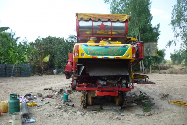 บริการซ่อมรถเกี่ยวข้าว ทุกชนิด ปะผุ ซ่อม เปลี่ยนอะไหร่ แต่ง เเปลง คืนสภาพ ทำสี ตามต้องการ ราคากันเองที่สุด ปรึกษาเราได้ก็ทำมาแล้ว สิบกว่าคัน เหลือคันหนึ่งจะเสร็จ เราไม่รับรถมารอ ทำเสร็จค่อยรับมาทำต่อ