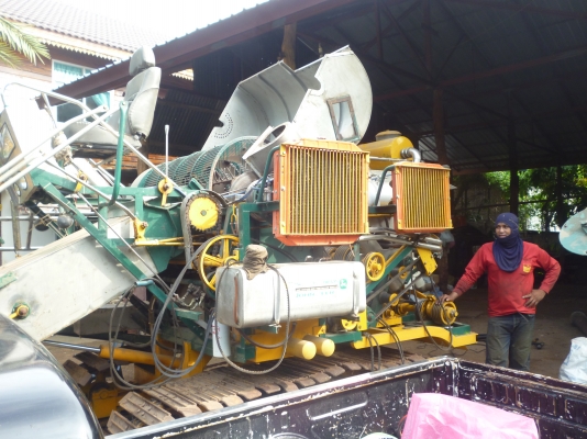 บริการซ่อมรถเกี่ยวข้าว ทุกชนิด ปะผุ ซ่อม เปลี่ยนอะไหร่ แต่ง เเปลง คืนสภาพ ทำสี ตามต้องการ ราคากันเองที่สุด ปรึกษาเราได้ก็ทำมาแล้ว สิบกว่าคัน เหลือคันหนึ่งจะเสร็จ เราไม่รับรถมารอ ทำเสร็จค่อยรับมาทำต่อ