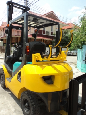 ขายฟอร์คลิฟท์ โคมัตสุ FG25-16  เสา 4.5 เมตร เกียร์ ออโต้ เครื่อง นิสสัน K21 สนใจ 081-3535-948