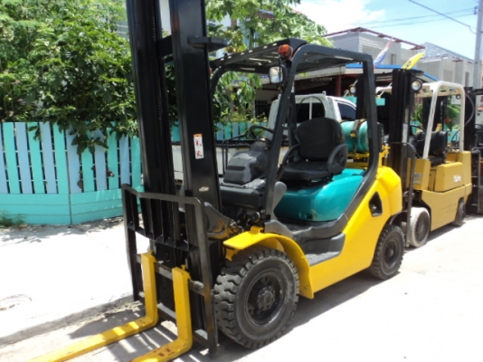 ขายฟอร์คลิฟท์ โคมัตสุ FG25-16  เสา 4.5 เมตร เกียร์ ออโต้ เครื่อง นิสสัน K21 สนใจ 081-3535-948