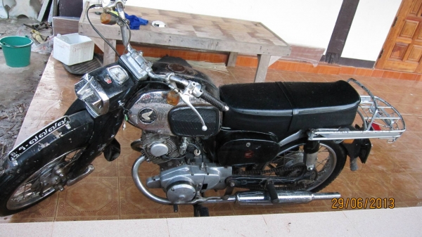 ขาย ชี92 ชีหมูจู๊ดๆๆสวยๆอะไหล่เดิมๆทั้งคันเครื่องทำมาใหม่แปลงcdi เรียบร้อยครับขี่ดีไม่มีสดุดเครื่องสตาร์ทีเดียวติดไม่ดังไม่หอนไม่เยิ้มมาลองขับดูก่อนได้ครับ....no-book.....ขายที่39000บาทเรื่อยๆครับไม่รีบ....ขายได้ขายครับ สนใจติดต่อ080-1696651รถอยู่อำนาจเจร