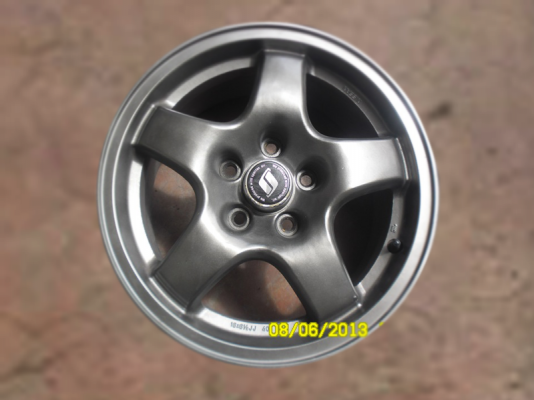 ขายล้อสกายไลน์gts  4วงพร้อมยาง 4เส้น  ฝาครบ