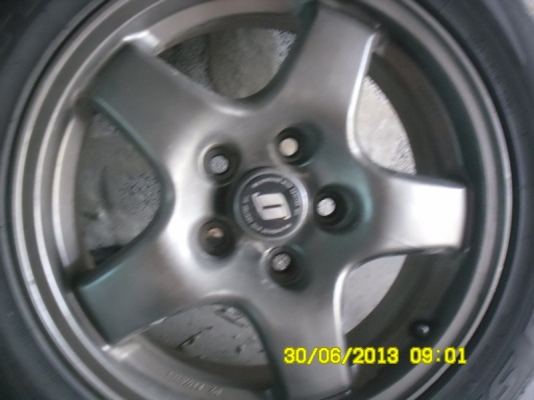 ขายล้อสกายไลน์gts  4วงพร้อมยาง 4เส้น  ฝาครบ