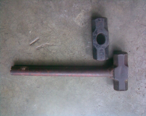 ขายเหมาหัวฆ้อนปอน และฆอ้นปอน ขนาด 4 ปอนเนื้อเหล็กดีครับขนาด 4  ปอน สวยๆครับเหมาไป 2 ตัวครับ +สงว่านมือรุ่นเก่าคุ้มครับราคานี้