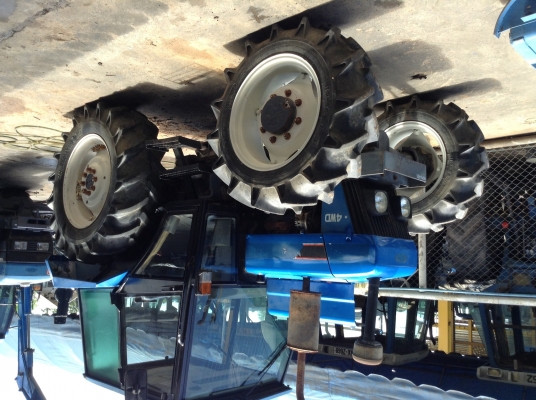 ขายรถไถนำเข้าFORD4630ขนาด3 สูบ2 เพลา65 แรงม้า คานหน้าคาลาโร่