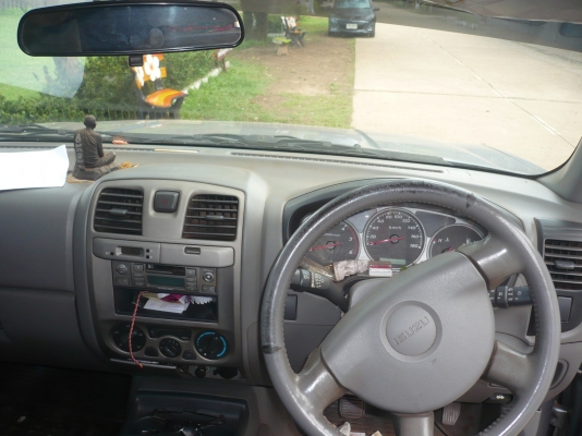 อีซูซุ 4 ประตู สวยๆ น่าใช้มากรับส่งนักเรียนเท่านั้น