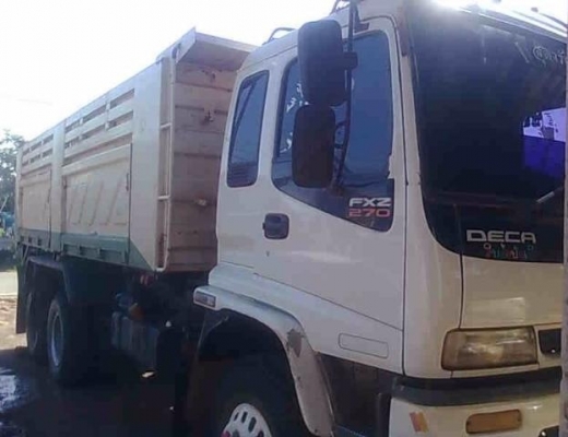 ISUZU DECA FXZ 270 HP EURO1 ปี 40 สิบล้อดั๊มพ์ 2 เพลา กระบะดั๊มพ์เหล็ก 12 ตันของสามมิตรลอนเฉียง เครื่องแน่นแรง ภายในเก๋งคอนโซลสวยครบพร้อม แอร์เย็น พวงมาลัยเพาเวอร์ ระบบเบรคทริ๊ปฟี้ครบ ช่วงล่างคัชซีสวยเดิมๆ ยางสภาพดี 10 เส้นประมาณ 70\% พร้อมบรรทุกพร้อมใช้งา