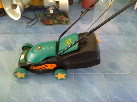 เครื่องตัดหญ้า BLACK DECKER คุณเล็ก 081-2862861 เครื่องตัดหญ้า BLACK DECKER คุณเล็ก 081-2862861