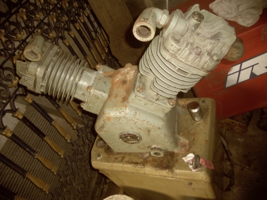 หัวปั้มลม Hitachi 7.5HP เป็นระบะไม่ใช่น้ำมันครับ