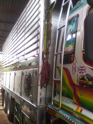 ISUZU DECA FVM 195 HP EURO1 ปี 47 สิบล้อเพลาเดียว กระบะมิเนียมคอกสูงเกษตรของอู่สิริชัยโคราช เครื่องแห้งดีแรงดี หัวบางเดิม ภายในสวยครบ แอร์ พวงมาลัยเพาเวอร์ ช่วงล่างแน่น เอกสารทะเบียนภาษีครบพร้อมโอนได้เลยครับ ISUZU DECA FVM 195 HP EURO1 ปี 47 สิบล้อเพลาเดียว กระบะมิเนียมคอกสูงเกษตรของอู่สิริชัยโคราช เครื่องแห้งดีแรงดี หัวบางเดิม ภายในสวยครบ แอร์ พวงมาลัยเพาเวอร์ ช่วงล่างแน่น เอกสารทะเบียนภาษีครบพร้อมโอนได้เลยครับ