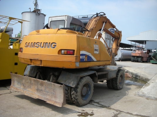 รถขุดล้อยาง