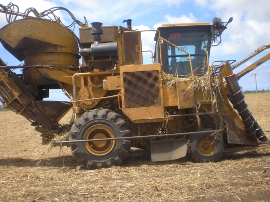 ขายรถตัดอ้อย CAMECO ล้อยางแท้ ปี 2000