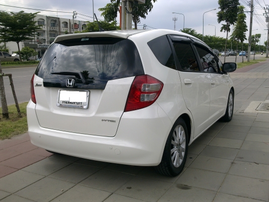 HONDA  JAZZ  1.5  VTEC  รถสวย รถบ้าน พร้อมติดแก็ส  LPG