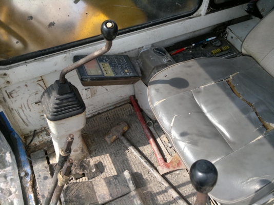 ขายรถแบคโฮ KOMATSU PC-100-5 ไฟฟ้ามี เอกสารไม่แน้ใจเป็นเล่มทะเบียนรึเปล่า สภาพสวย ทำงานเร็ว