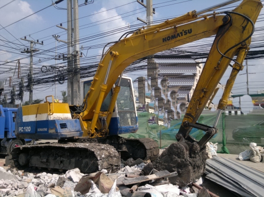 ขายรถแบคโฮ KOMATSU PC-100-5 ไฟฟ้ามี เอกสารไม่แน้ใจเป็นเล่มทะเบียนรึเปล่า สภาพสวย ทำงานเร็ว