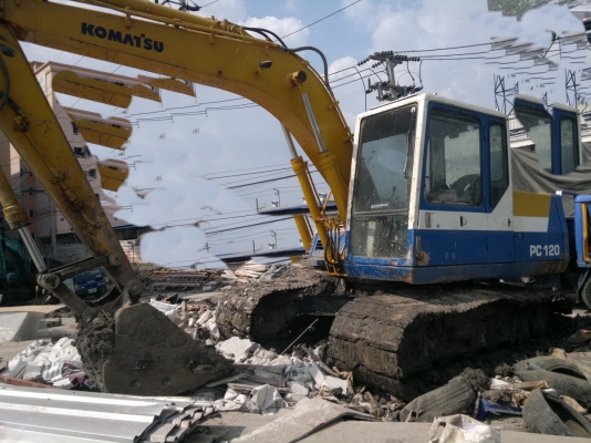 ขายรถแบคโฮ KOMATSU PC-100-5 ไฟฟ้ามี เอกสารไม่แน้ใจเป็นเล่มทะเบียนรึเปล่า สภาพสวย ทำงานเร็ว