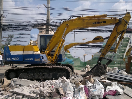 ขายรถแบคโฮ KOMATSU PC-100-5 ไฟฟ้ามี เอกสารไม่แน้ใจเป็นเล่มทะเบียนรึเปล่า สภาพสวย ทำงานเร็ว