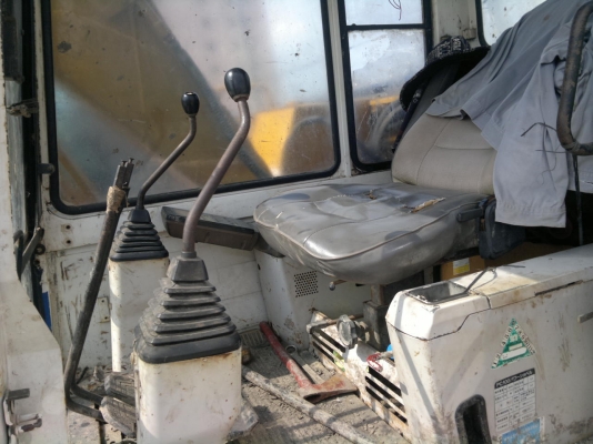 ขายรถแบคโฮ KOMATSU PC-100-5 ไฟฟ้ามี เอกสารไม่แน้ใจเป็นเล่มทะเบียนรึเปล่า สภาพสวย ทำงานเร็ว