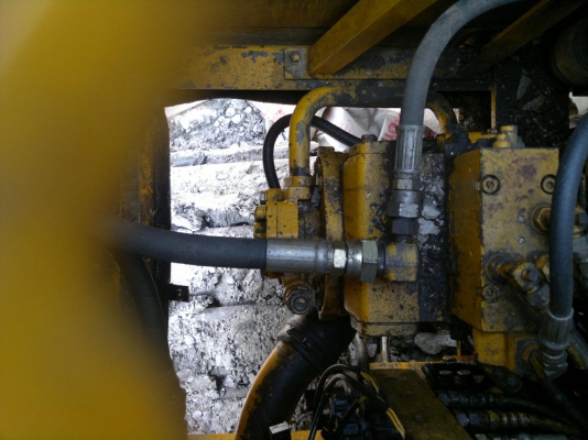 ขายรถแบคโฮ KOMATSU PC-100-5 ไฟฟ้ามี เอกสารไม่แน้ใจเป็นเล่มทะเบียนรึเปล่า สภาพสวย ทำงานเร็ว