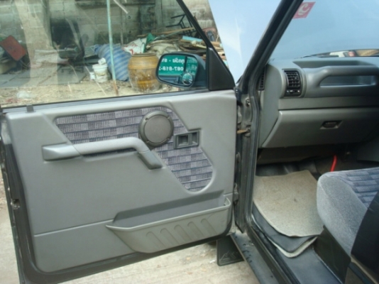 คนไทยมีตังค์น่ะ  ผมเชื่อ  มีเยอะด้วย Land Rover Discovery