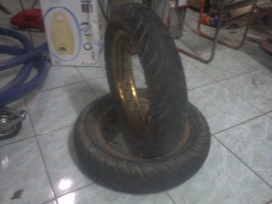 ขายขอบล้อ พร้อมยางสภาพพอใช้ครับ