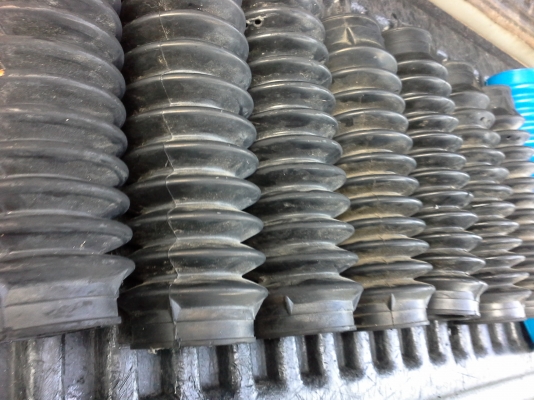 ยางกันฝุ่นโช๊ค  สวยๆ ยังไม่ได้ใส่ ฝุ่นจับหน่อย