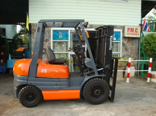 ขายรถโฟล์คลิฟท์  TOYOTA  6FD25   พร้อมใช้งาน   เครื่องยนต์ดีเซล  เสาสูง  3  เมตร  เกียร์ธรรมดา