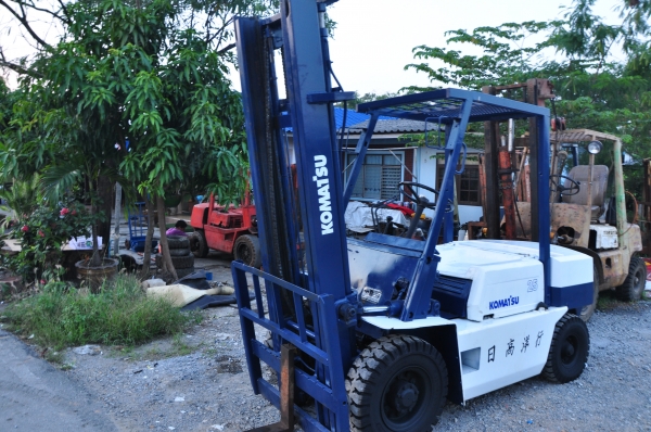 รถโฟร์คลิฟท์ KOMATSU 2.5ตันเสา 4 เมตร เกียร์ธรรมดา ยางใหม่4 เส้น