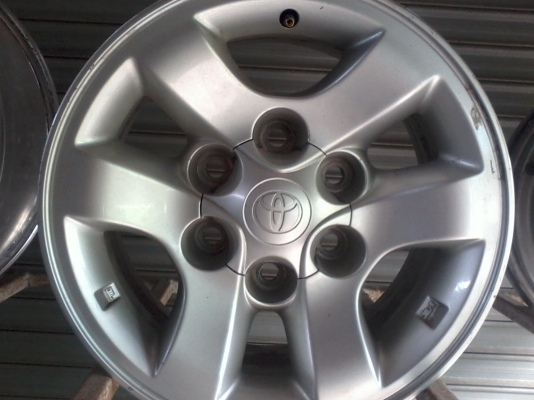 แม็กโตโยต้า 6 รู ขอบ 15 4วง 7000บาท พร้อมน๊อต