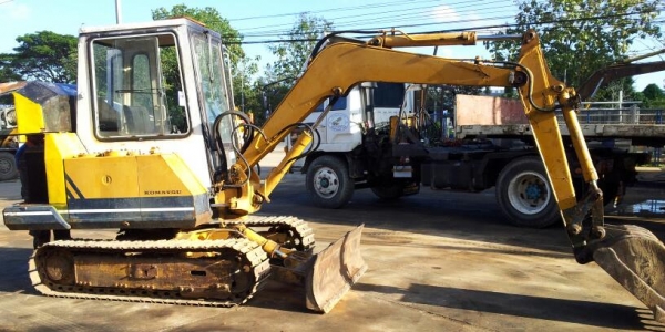ขาย komatsu pc30-3   นำเข้า