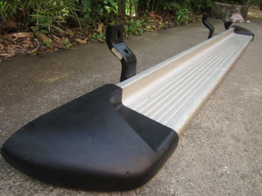 บันไดข้างทรงศูนย์ Mazda BT-50 Pro (4 ประตู) ยาว 2.18 เมตร พร้อมชุดขาจับยึด มีข้างเดียว (มือสอง)