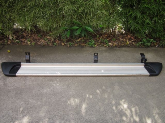 บันไดข้างทรงศูนย์ Mazda BT-50 Pro (4 ประตู) ยาว 2.18 เมตร พร้อมชุดขาจับยึด มีข้างเดียว (มือสอง)