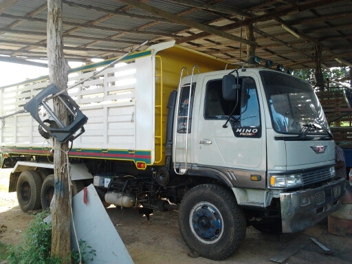 HINO KT 725 - 165 HP 6BD1 สิบล้อดั๊มพ์ 2 เพลา หัวเก๋ง HINO 3M สวยจัดลงเล่มครบถูกต้อง เครื่องแห้งแรงดี ภายในเก๋งครบพร้อม แอร์เย็น พวงมาลัยเพาเวอร์ เบรคทริ๊ปฟี้ กระบะดั๊มพ์คอกเหล็ก 12 ตันสภาพอย่างสวยๆ ช่วงล่างคัชซีไม่มีบวม ยางสภาพดี 10 เส้น เอกสารเล่มทะเบีย