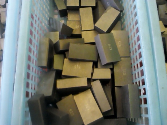 มีดกลึงแบบเชื่อมติด มีหลายแบบเช่น K-20, YT-14 ราคา 35 - 60 บาท