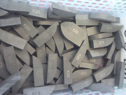 มีดกลึงแบบเชื่อมติด มีหลายแบบเช่น K-20, YT-14 ราคา 35 - 60 บาท