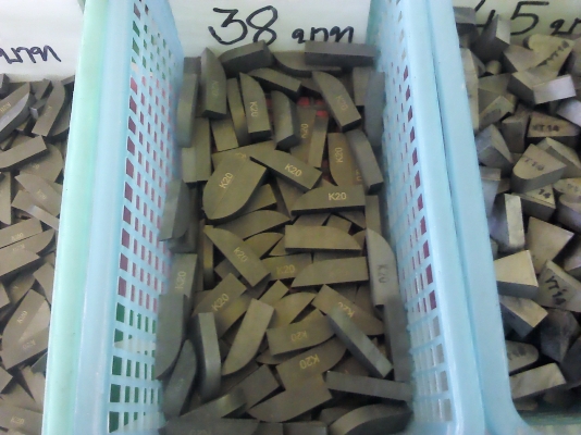 มีดกลึงแบบเชื่อมติด มีหลายแบบเช่น K-20, YT-14 ราคา 35 - 60 บาท