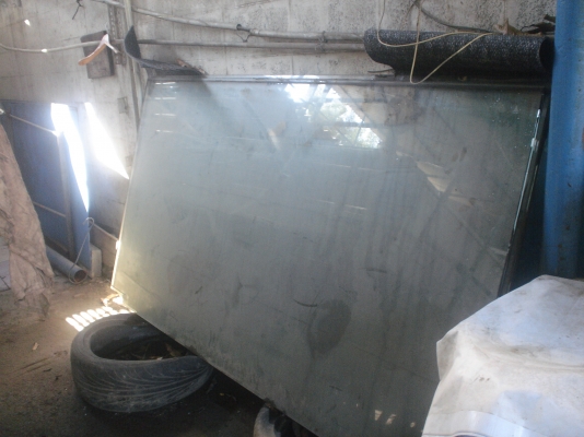 ประตูกระจกหนามากๆ    มี 3 บาน      ขนาด113x199ซม.