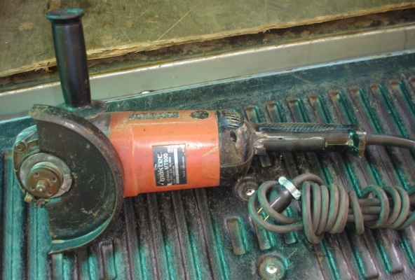 เครื่องเจียรไฟฟ้า 7&rdquo; MAKTEC รุ่น MT900 (2000 w.)