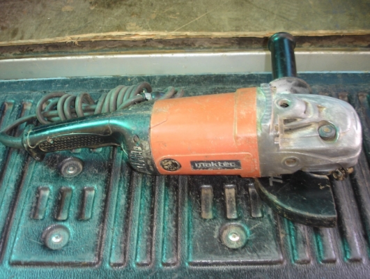 เครื่องเจียรไฟฟ้า 7&rdquo; MAKTEC รุ่น MT900 (2000 w.)