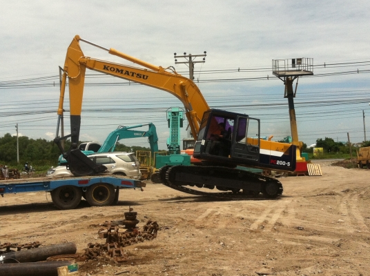 ขายรถแมคโครPC200-5สภาพพร้อมใช้ สนใจติดต่อบอย085-156-2314