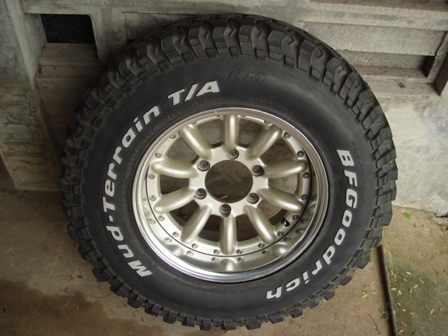 แม๊กกล้วย 15x 7 off ลบ 15 นิ้ว สวยเดิม พร้อมยาง bf mud 30 ยาง ปี เก่า 3800 บาท