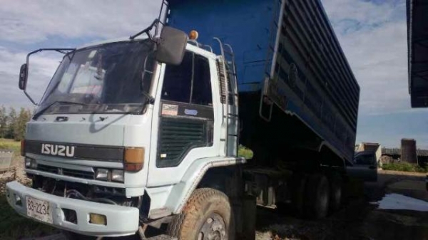 ขายรถบรรทุกสิบล้อดั๊มพ์ Isuzu 240 หัวขาว 2 เพลา ดั๊มพ์มิเนียมคอกเกษตร เครื่องเกียร์เดิม มีระบบลากพ่วง ทะเบียนพร้อม