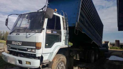 ขายรถบรรทุกสิบล้อดั๊มพ์ Isuzu 240 หัวขาว 2 เพลา ดั๊มพ์มิเนียมคอกเกษตร เครื่องเกียร์เดิม มีระบบลากพ่วง ทะเบียนพร้อม