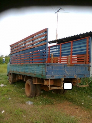 รถ 6 ล้อ NISSAN