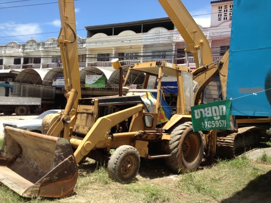 CAT รถตักหน้าขุดหลัง