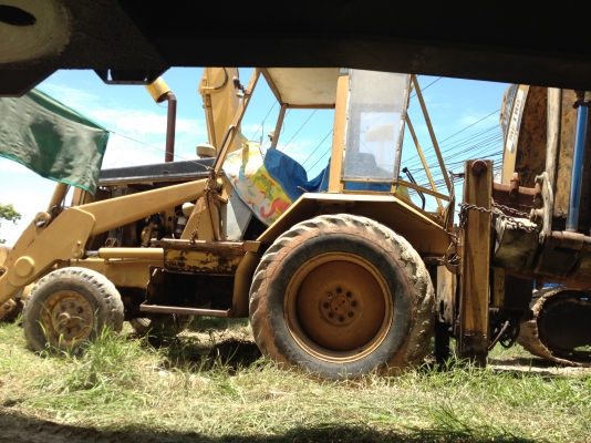 CAT รถตักหน้าขุดหลัง